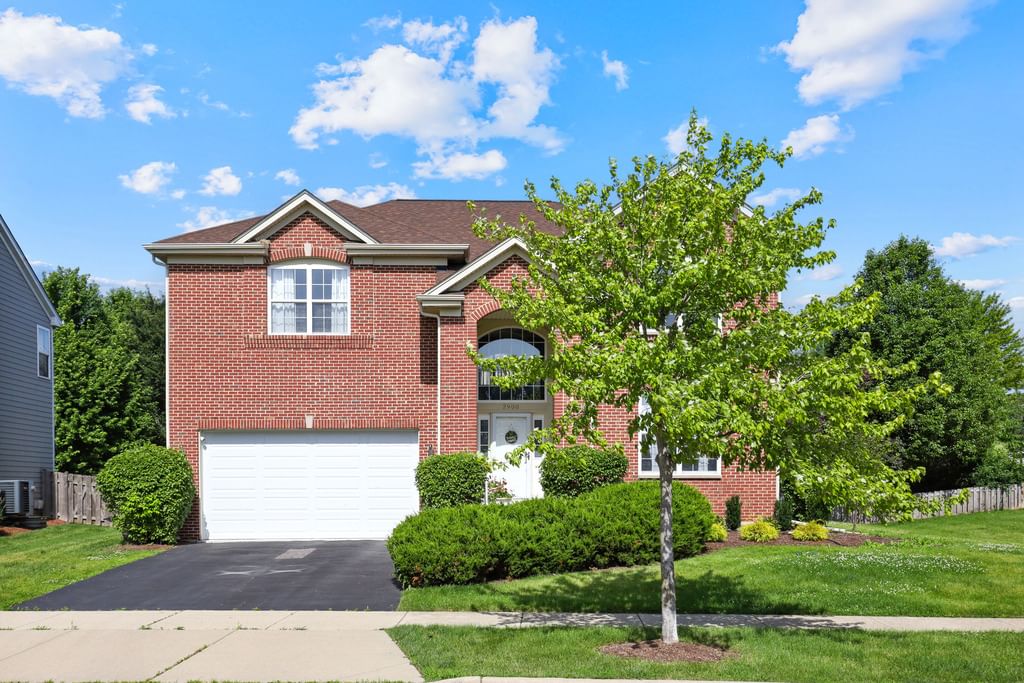 2900 Kelly Drive, Elgin, IL 60124 — exterior view