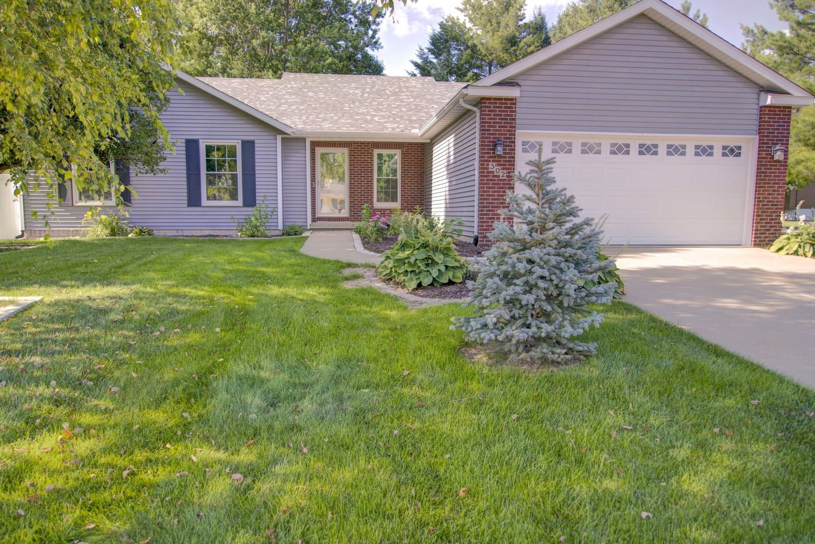 302 Pinehurst Drive, Eldridge, IA 52748 — exterior view