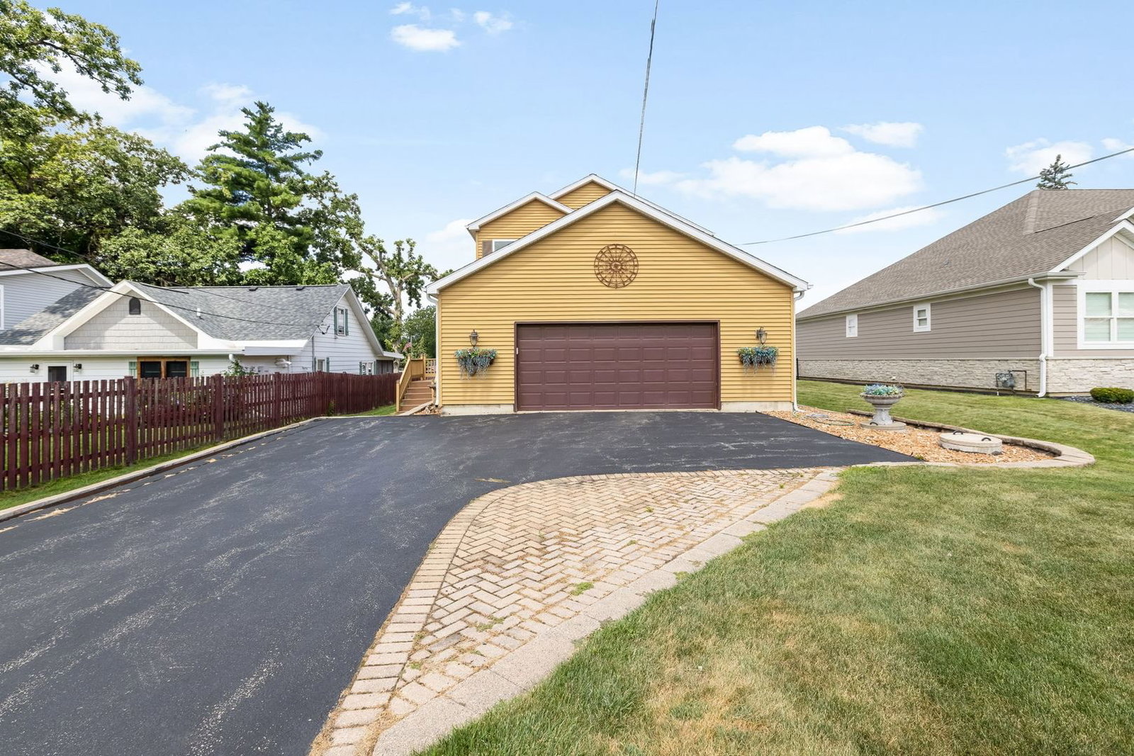 2019 N Woodlawn Park Avenue, McHenry, IL 60051 — kitchen view