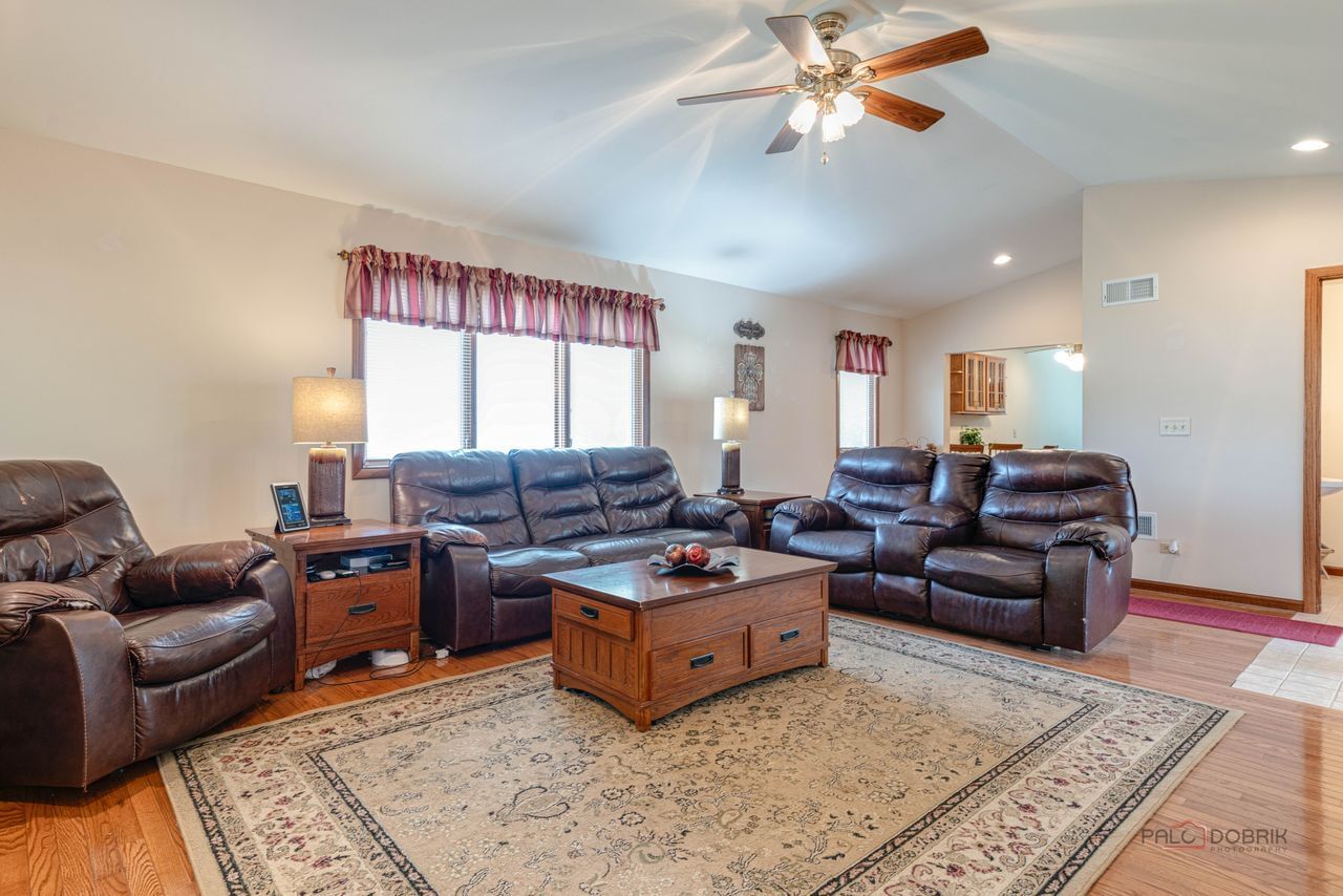 916 Lorelei Drive, Zion, IL 60099 — kitchen view