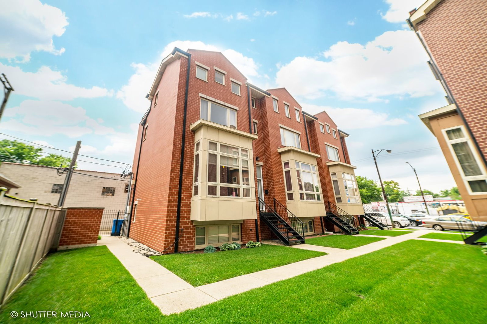 4251 W MONTROSE Avenue, Chicago, IL 60641 — exterior view