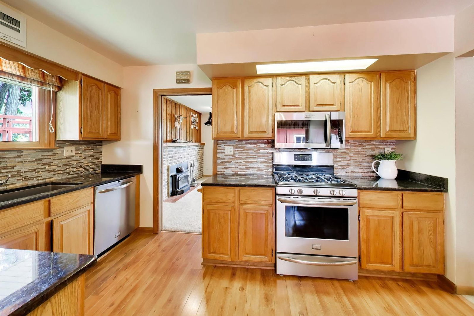 41588 N Illinois Street, Zion, IL 60099 — living view