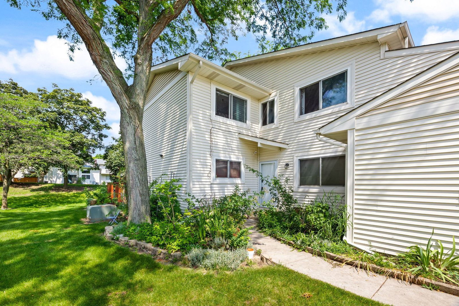 1044 Cumberland Court, Vernon Hills, IL 60061 — exterior view