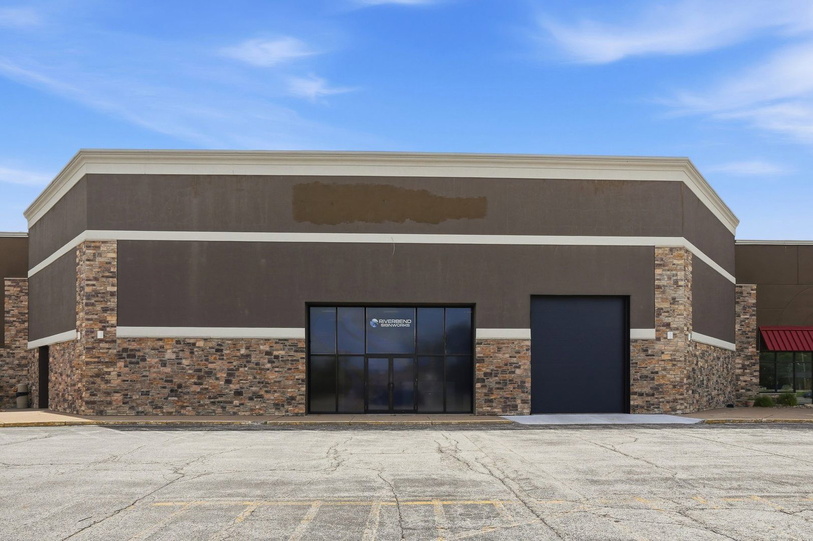 1320 W Kimberly Road, Davenport, IA 52806 — living view