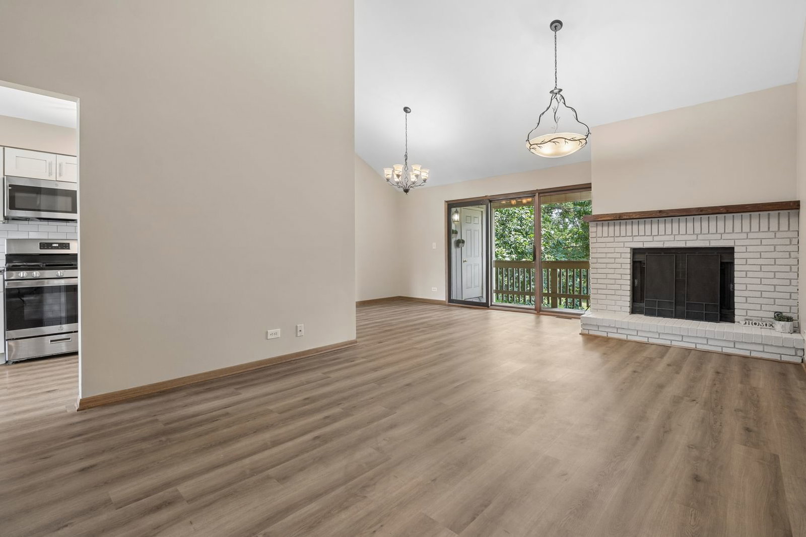 602 Country Lane, Des Plaines, IL 60016 — exterior view