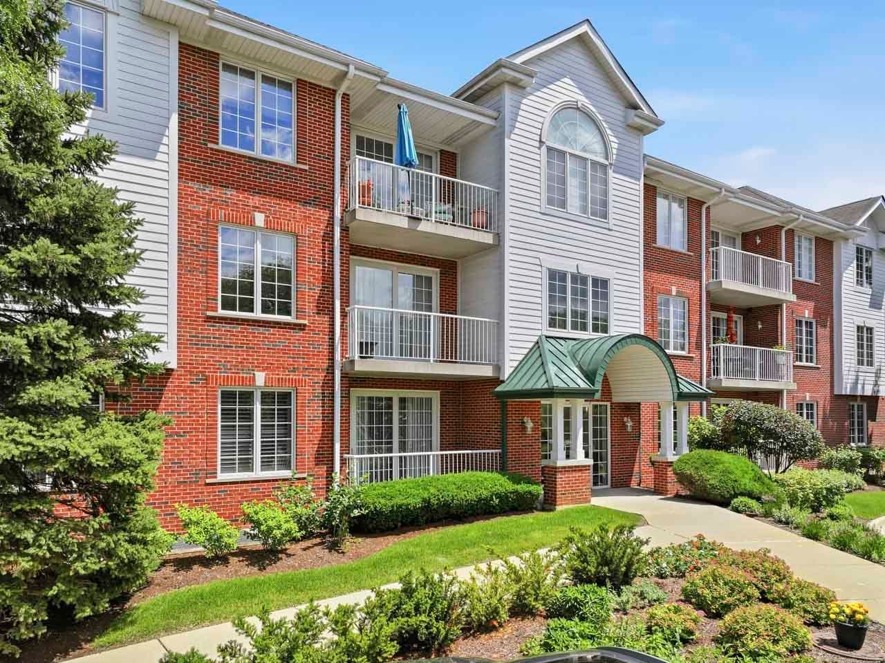 543 N Hough Street #104, Barrington, IL 60010 — exterior view