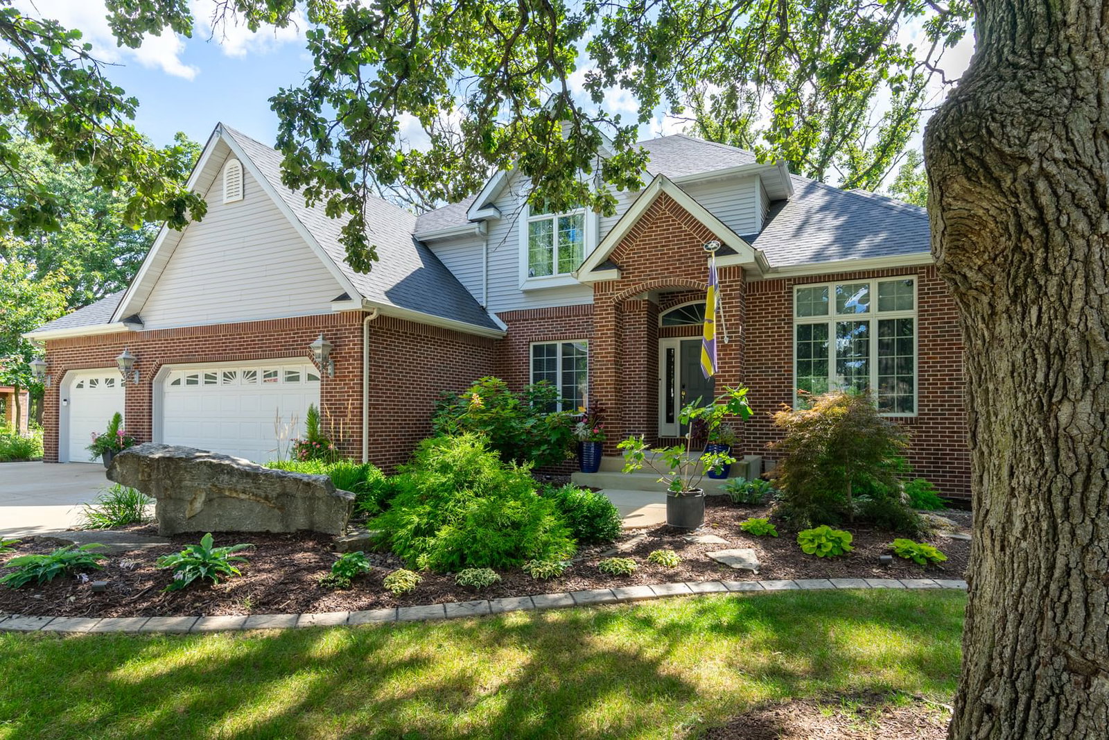 40 Royal Wood Drive, Lasalle, IL 61301 — exterior view