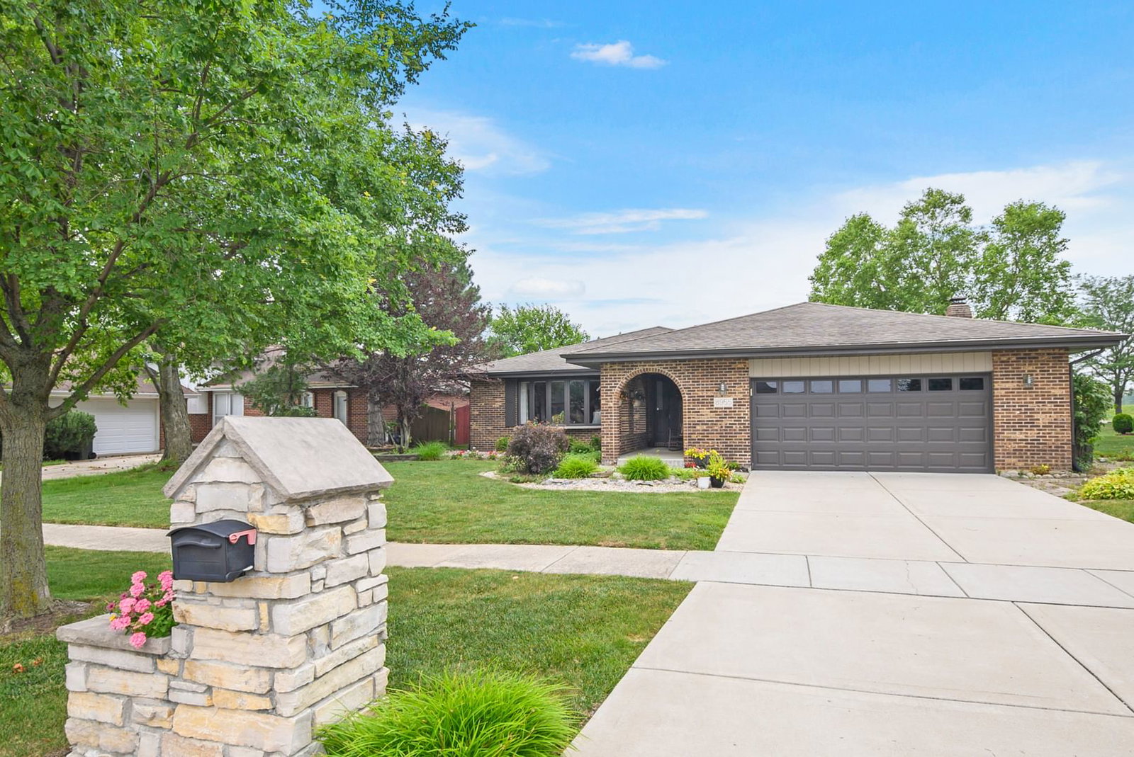 8955 Linden Drive, Tinley Park, IL 60487 — exterior view