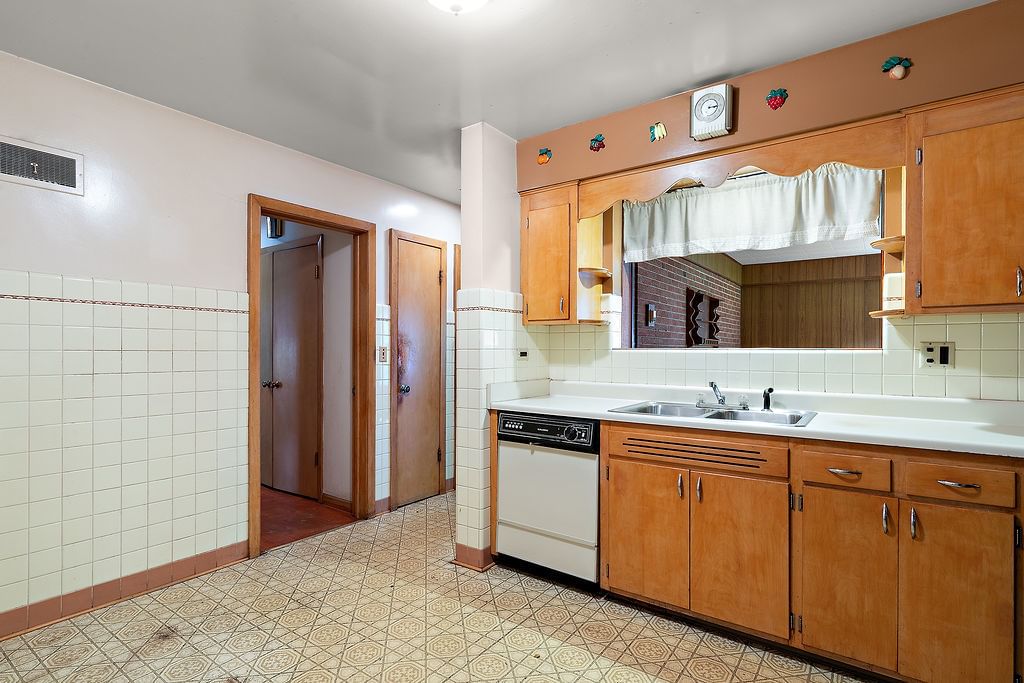6145 N Keating Avenue, Chicago, IL 60646 — living view