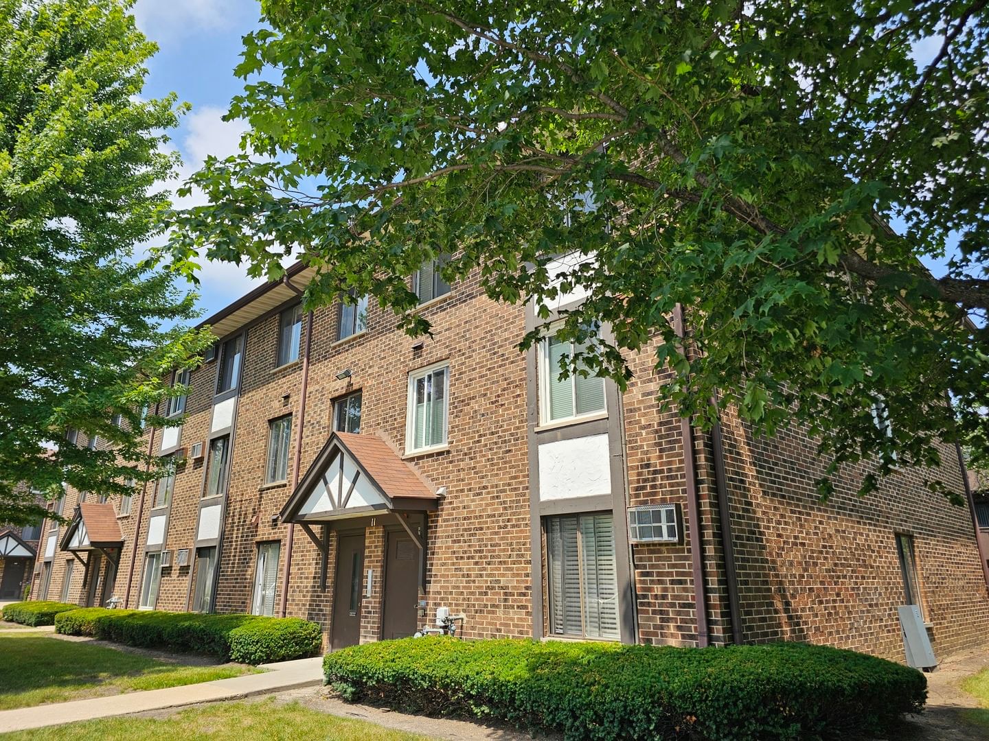 11 Crestview Lane #10, Vernon Hills, IL 60061 — exterior view