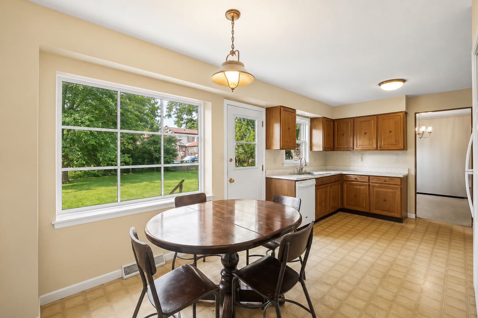 470 Middlesex Court, Buffalo Grove, IL 60089 — kitchen view
