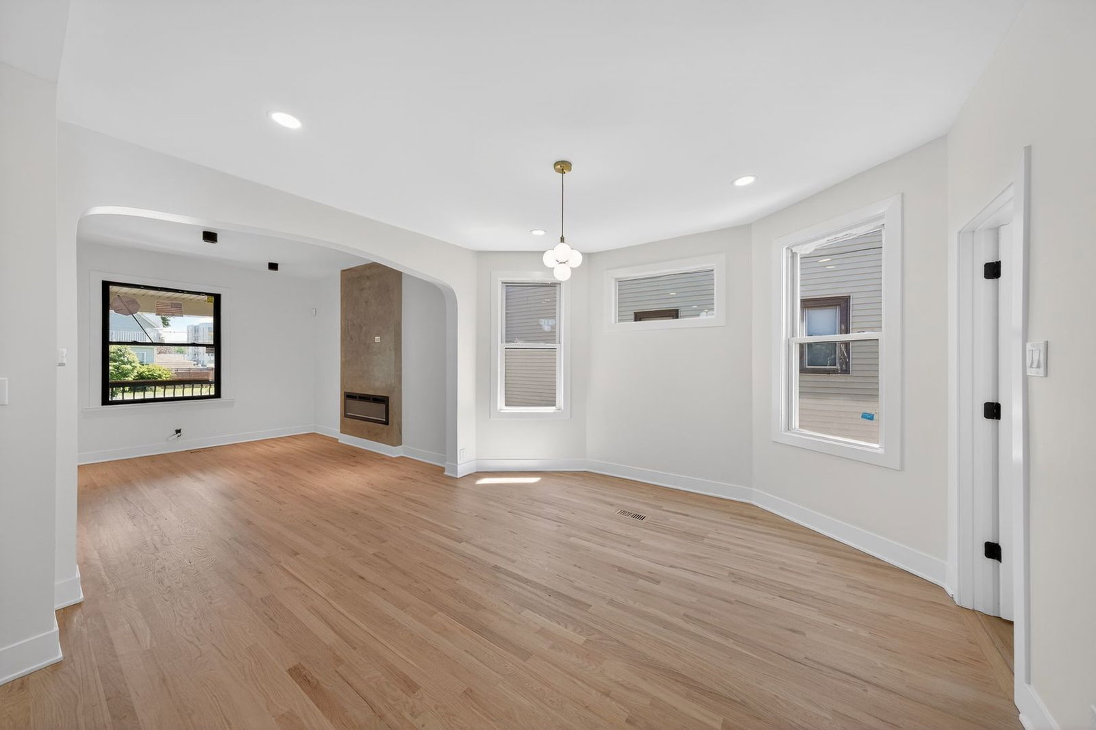 716 S 7th Avenue, Maywood, IL 60153 — living view