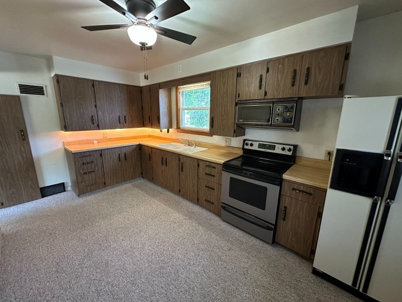 200 10th Street, De Witt, IA 52742 — living view