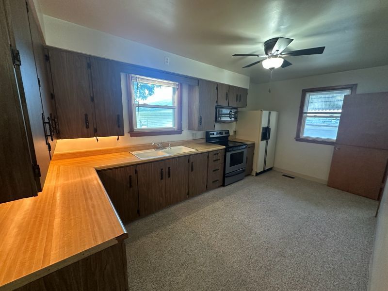 200 10th Street, De Witt, IA 52742 — living view