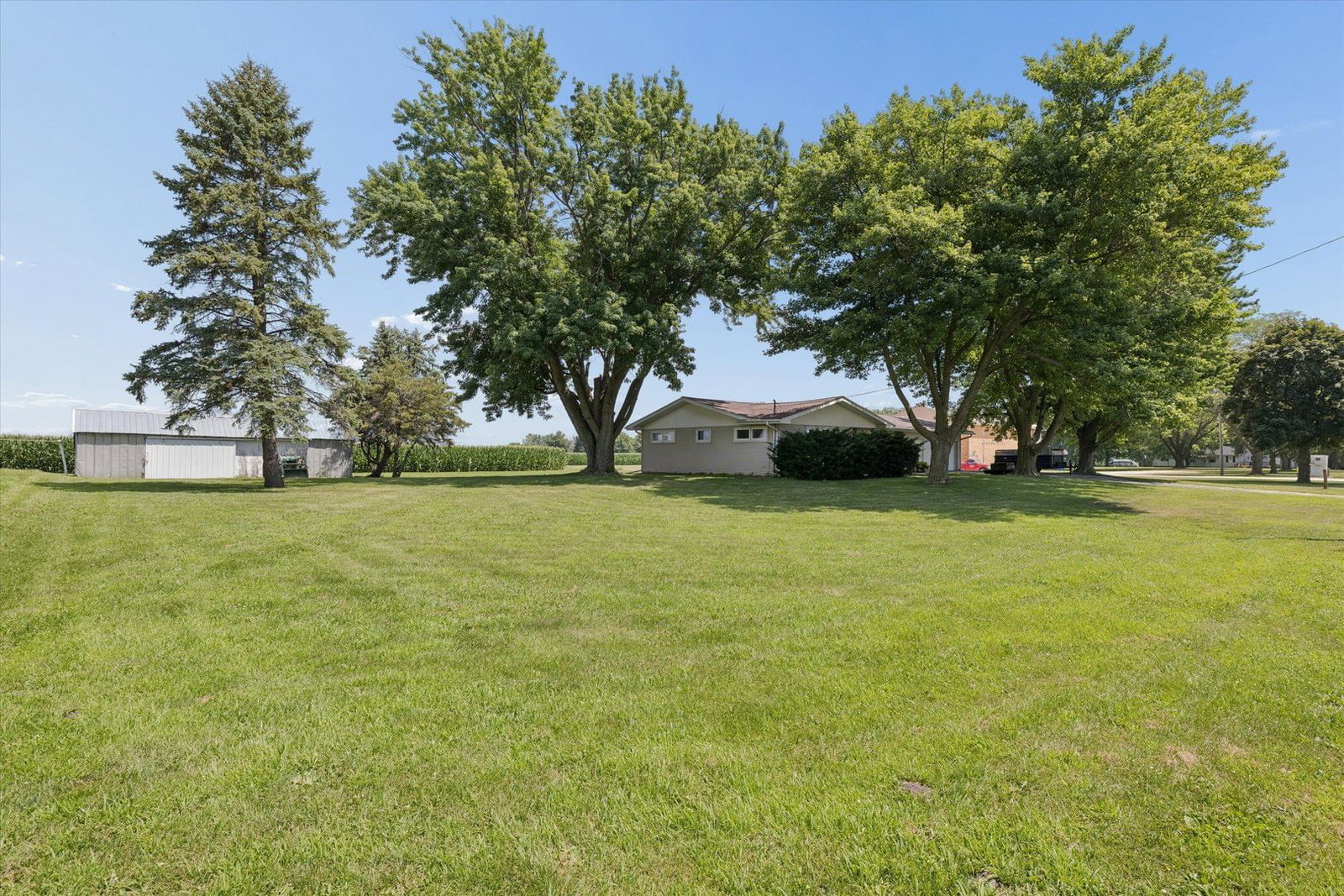 6070 Garden Plain Road, Fulton, IL 61252 — kitchen view