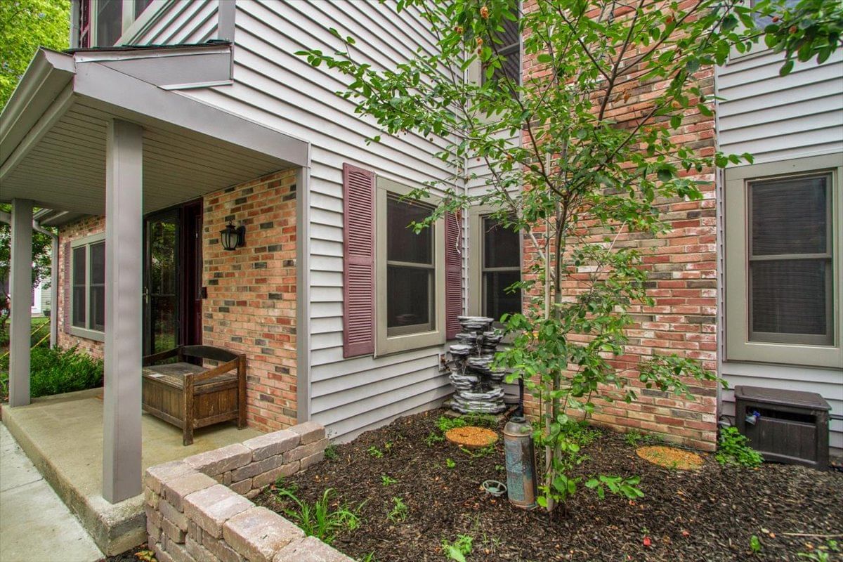 636 Sanders Court, Gurnee, IL 60031 — exterior view