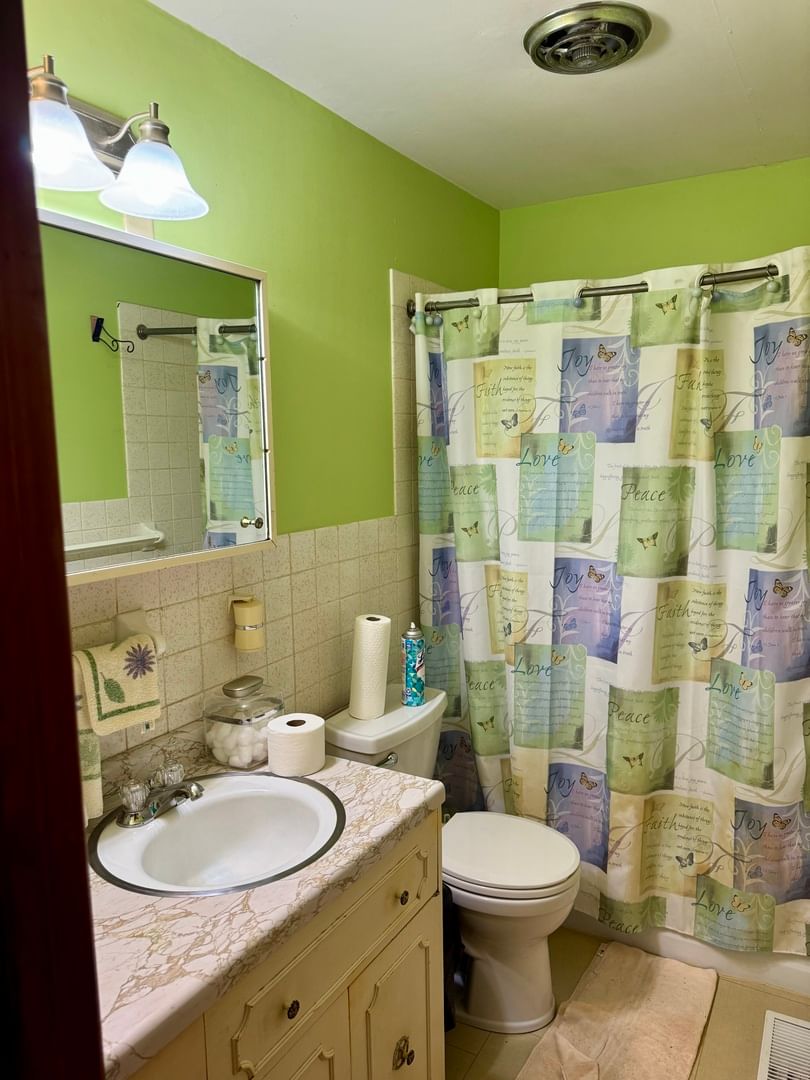 1704 19th Avenue, Sterling, IL 61081 — living view