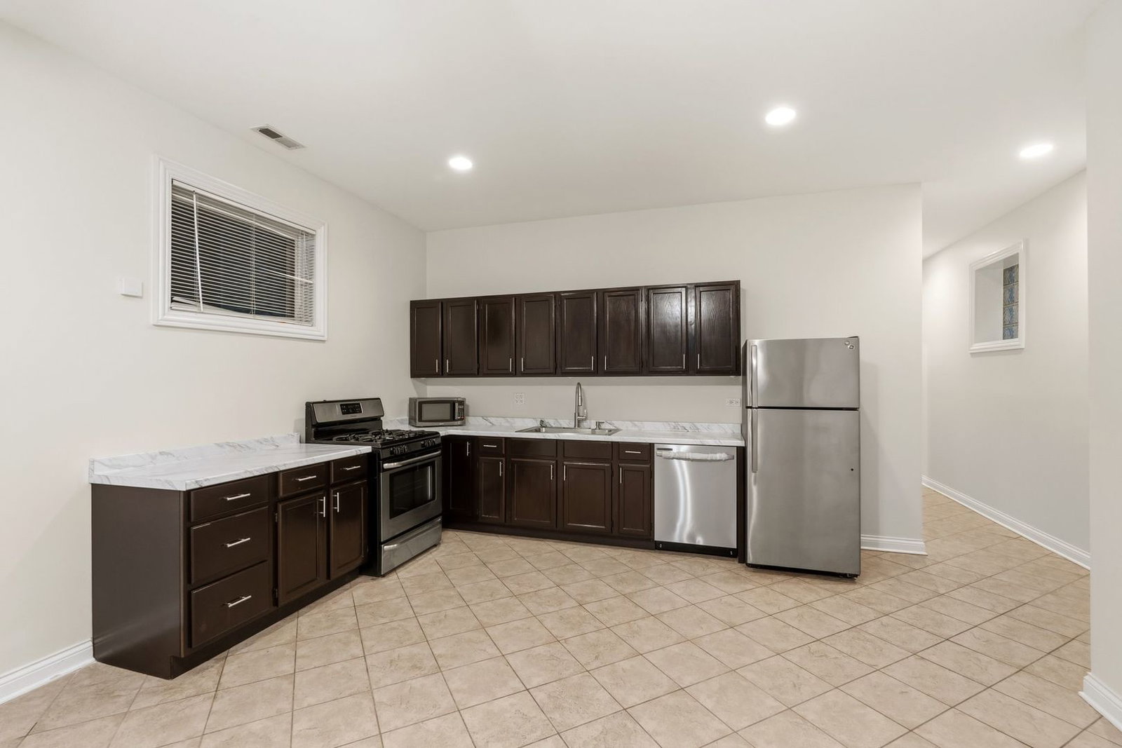 938 N Washtenaw Avenue #G, Chicago, IL 60622 — living view