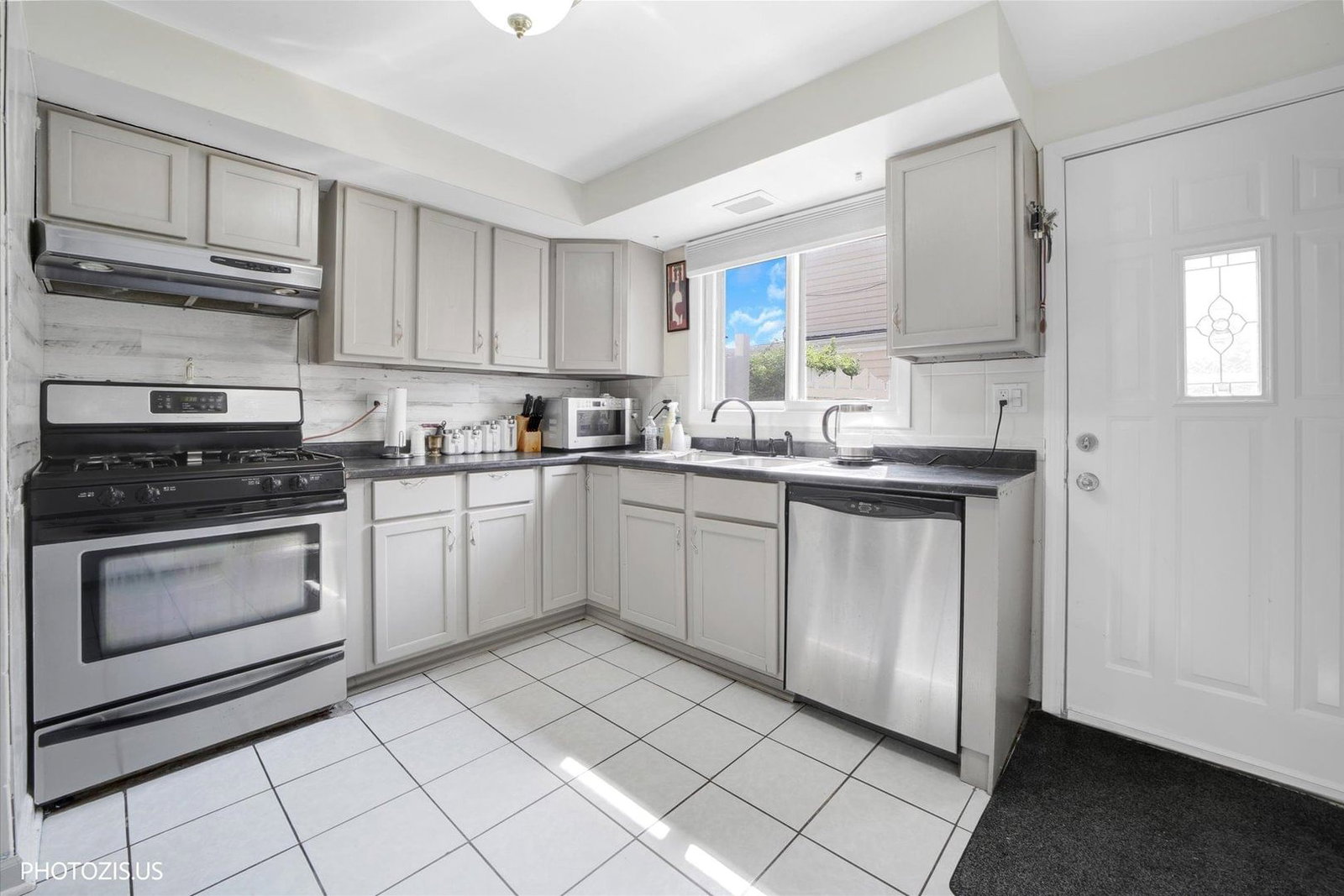 9045 Emerson Drive, Des Plaines, IL 60016 — kitchen view