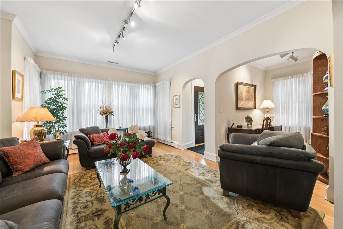 5725 N SACRAMENTO Avenue, Chicago, IL 60659 — kitchen view