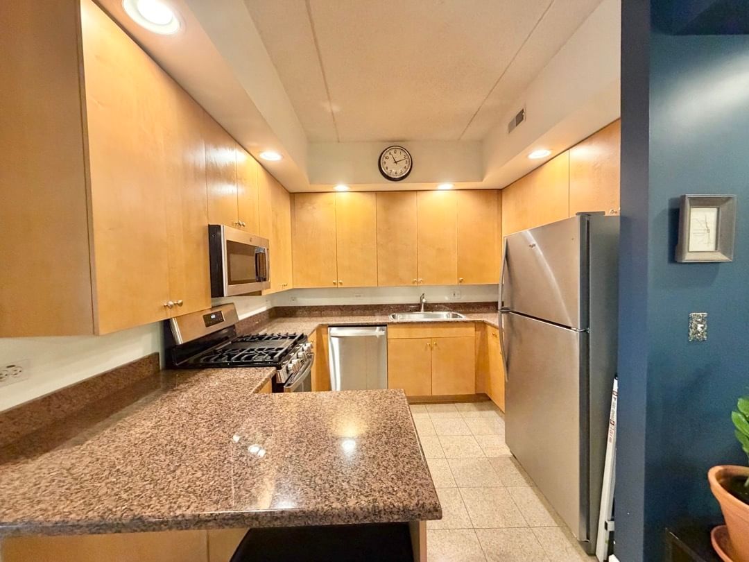 4625 W Lawrence Avenue #401, Chicago, IL 60630 — kitchen view