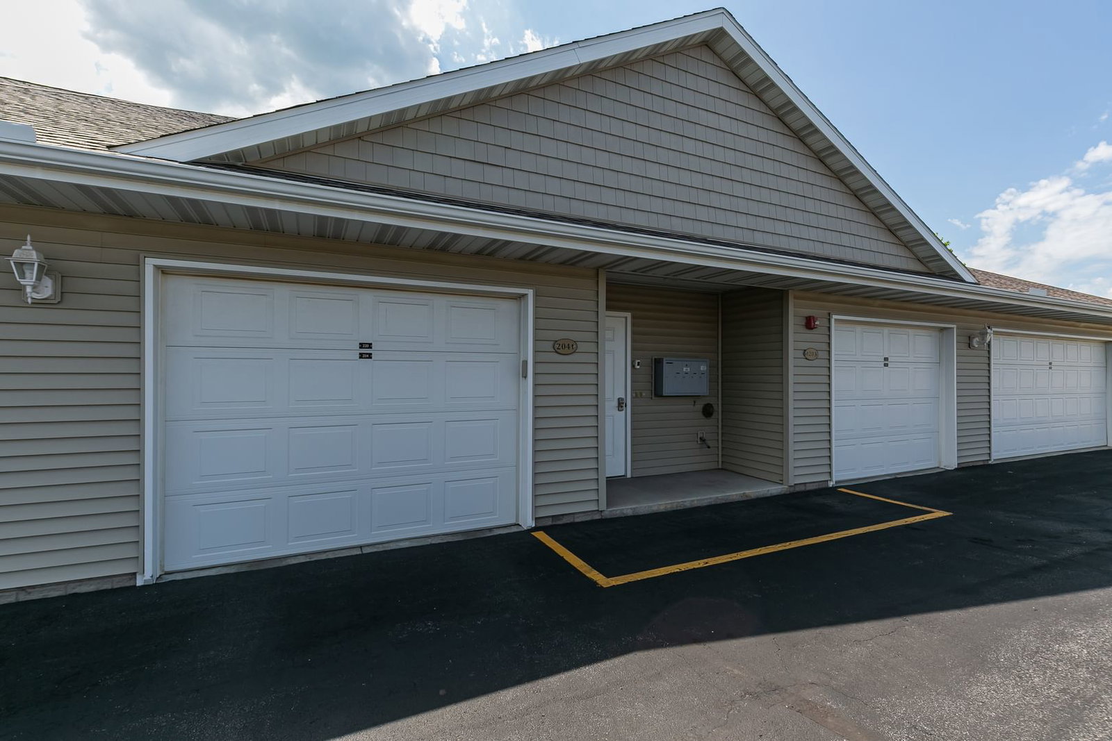 220 E Franklin Street #204, Eldridge, IA 52748 — exterior view