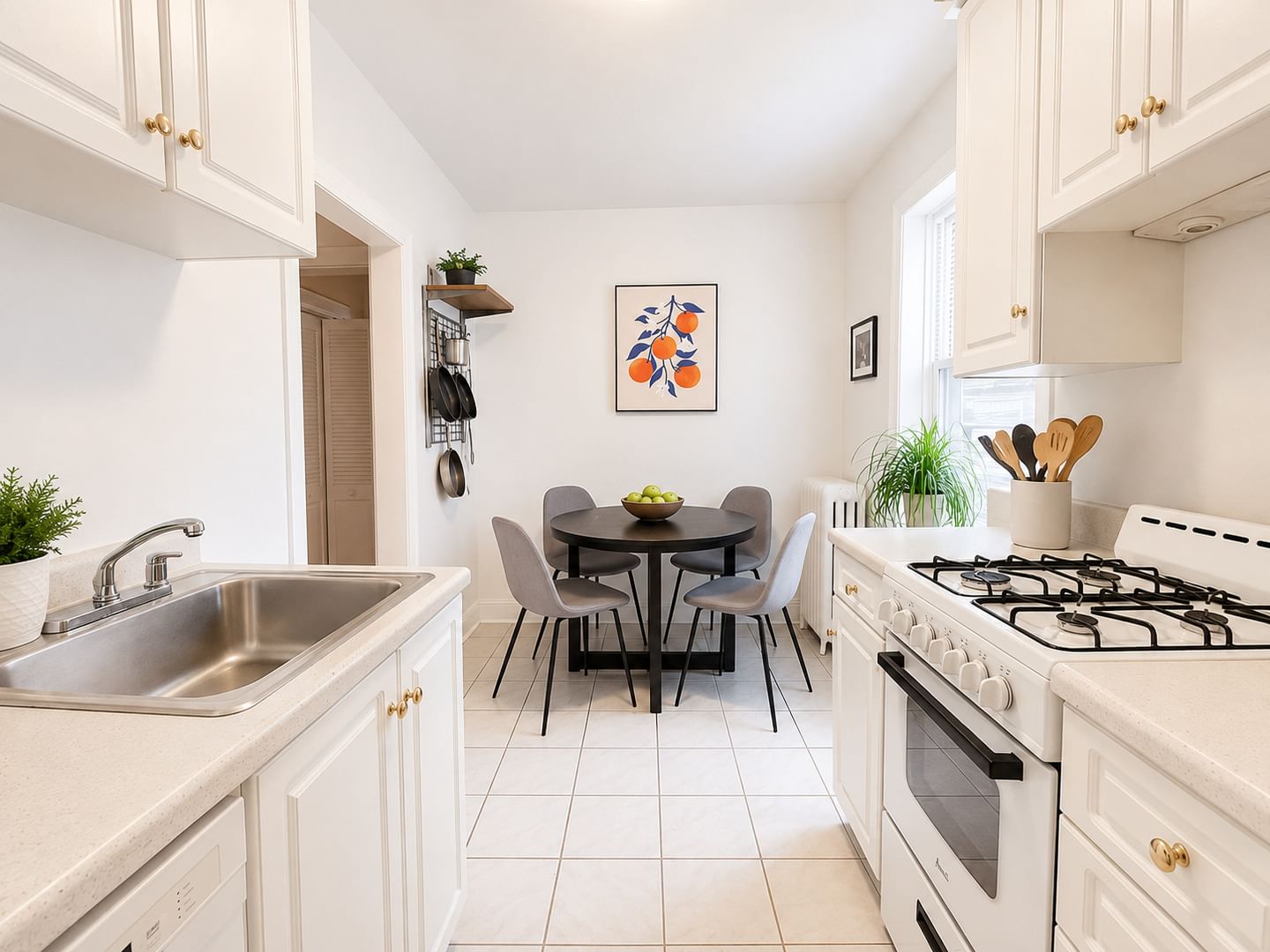 654 W Oakdale Avenue #2N, Chicago, IL 60657 — exterior view