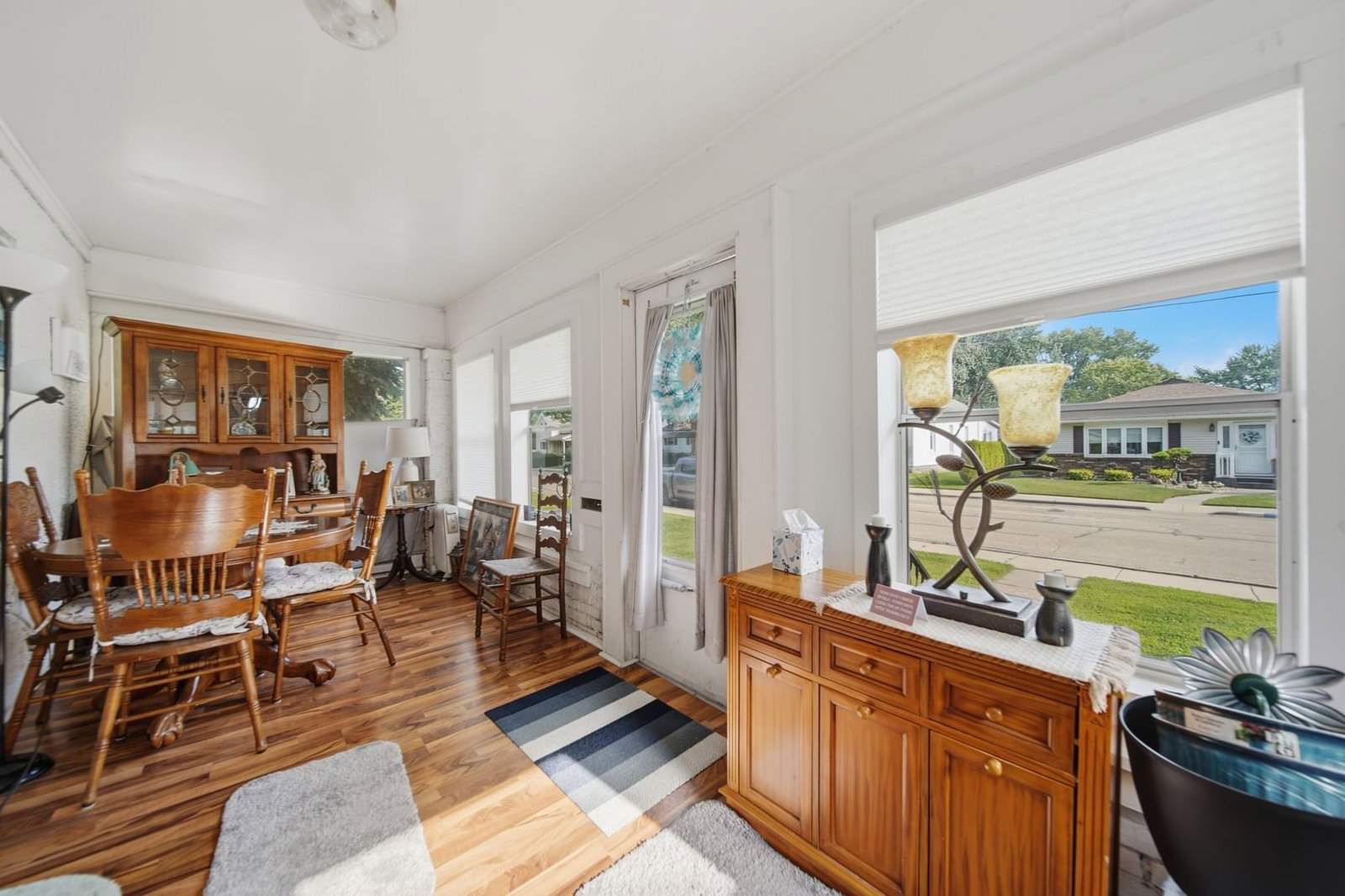 1010 W 5th Street, Sterling, IL 61081 — living view
