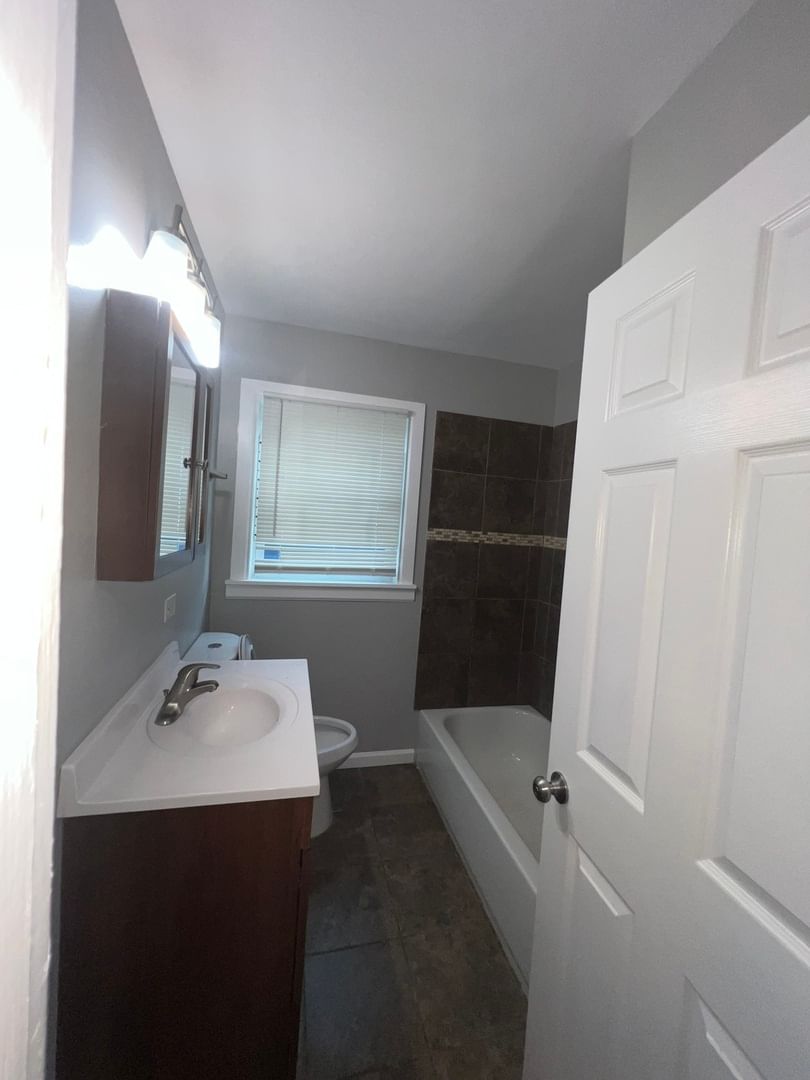 14931 Evers Street, Dolton, IL 60419 — bathrooms view