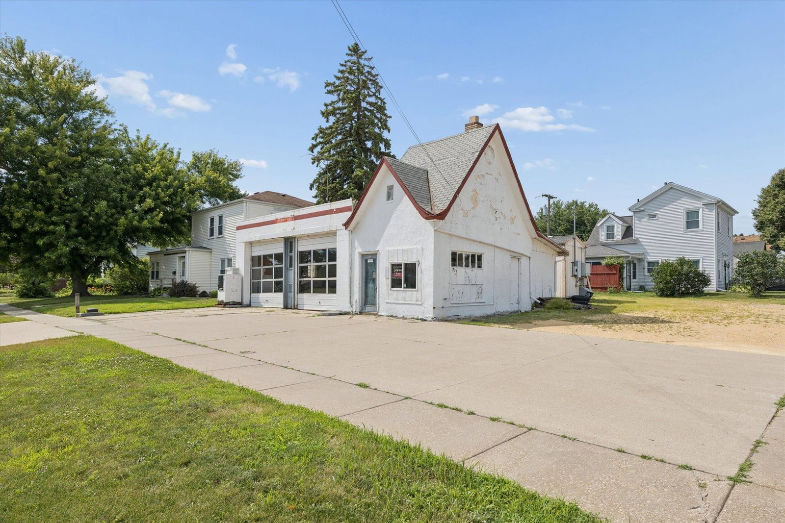 402 11th Street, De Witt, IA 52742 — exterior view