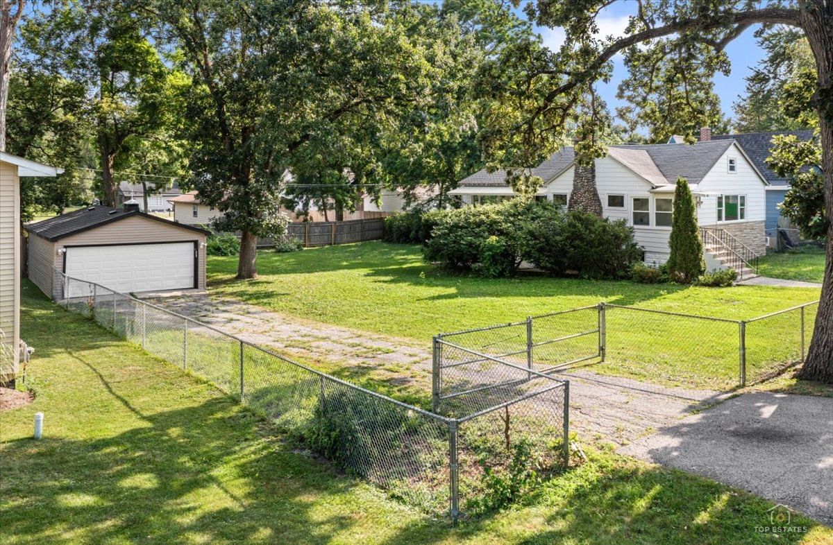 29 Glenwood Drive, Round Lake Beach, IL 60073 — kitchen view