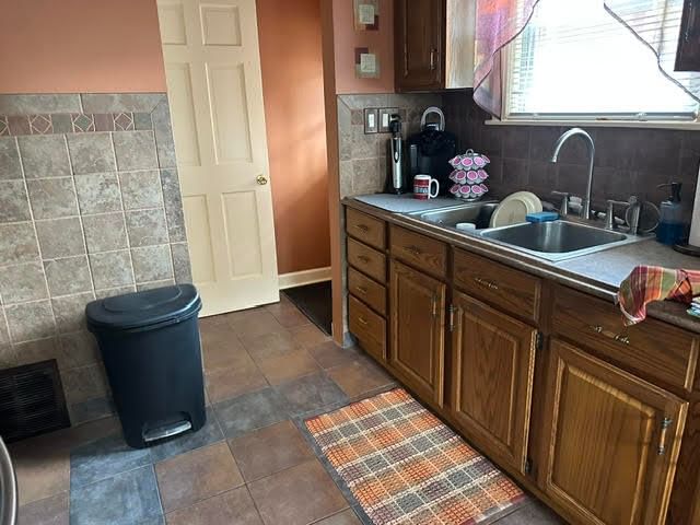 17611 Maple Street, Lansing, IL 60438 — kitchen view