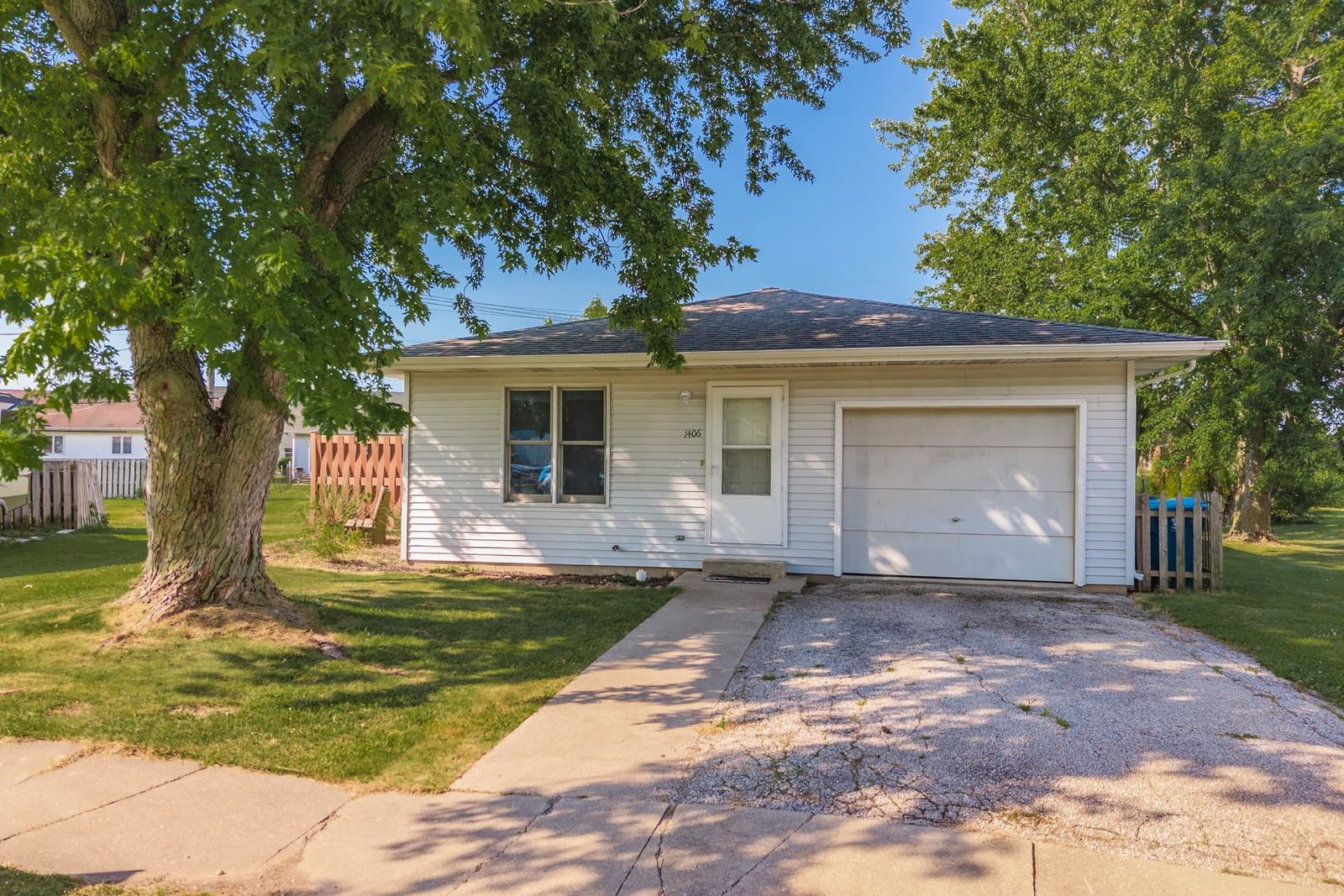 1406 W Trainor Drive, Pontiac, IL 61764 — exterior view