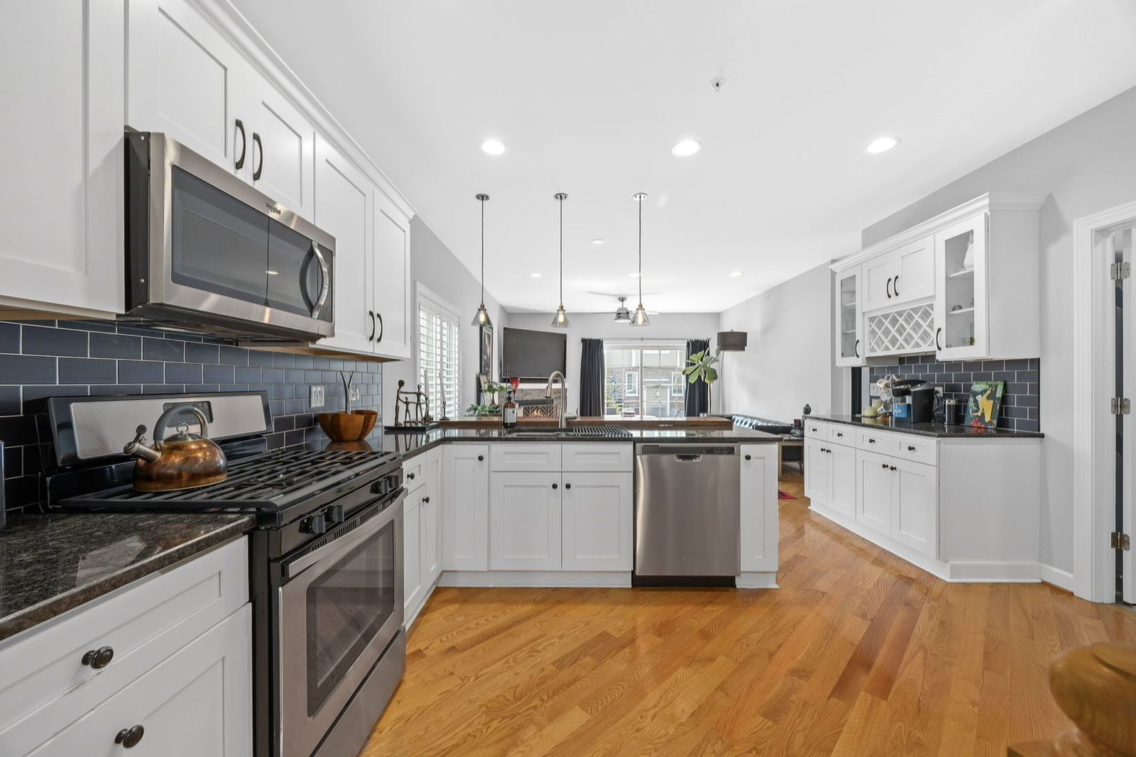 9415 Saratoga Court, Hickory Hills, IL 60457 — kitchen view