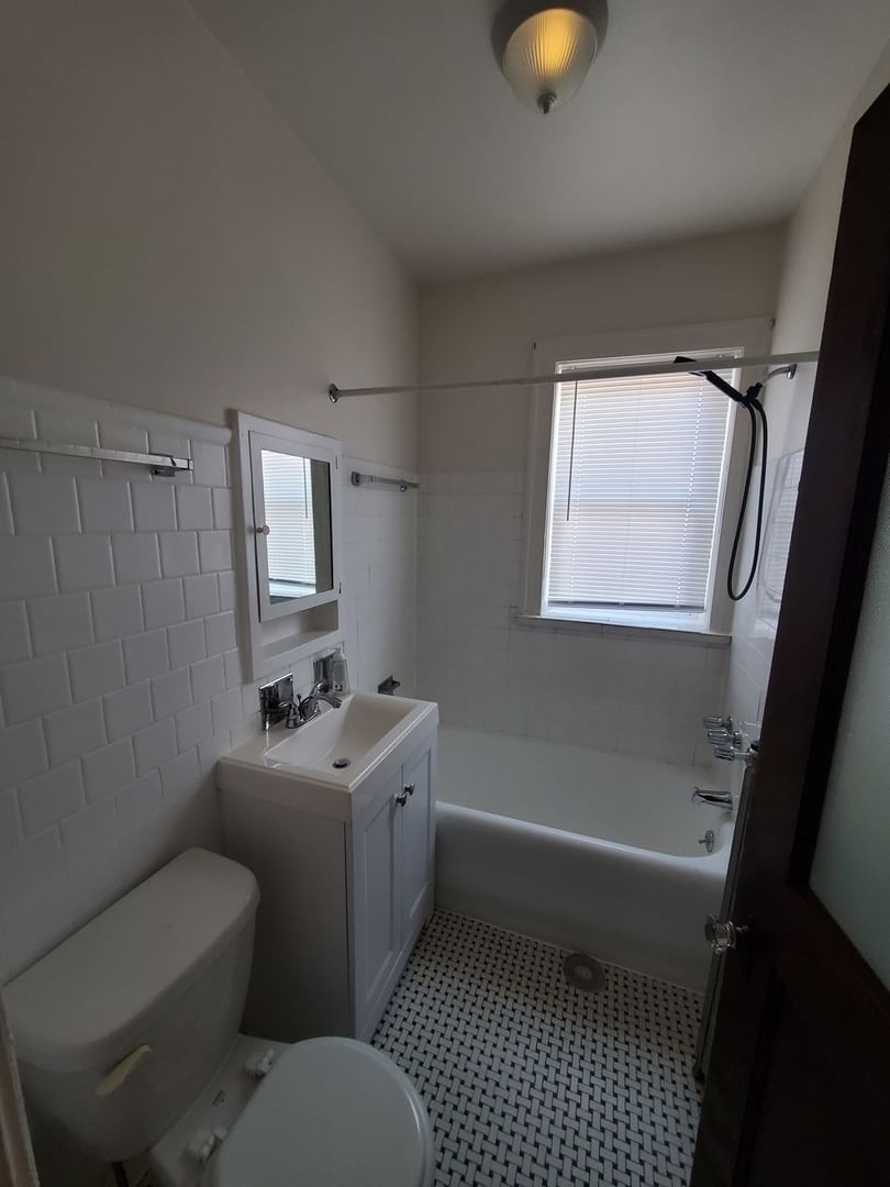 2342 N Spaulding Avenue #308, Chicago, IL 60647 — bathrooms view