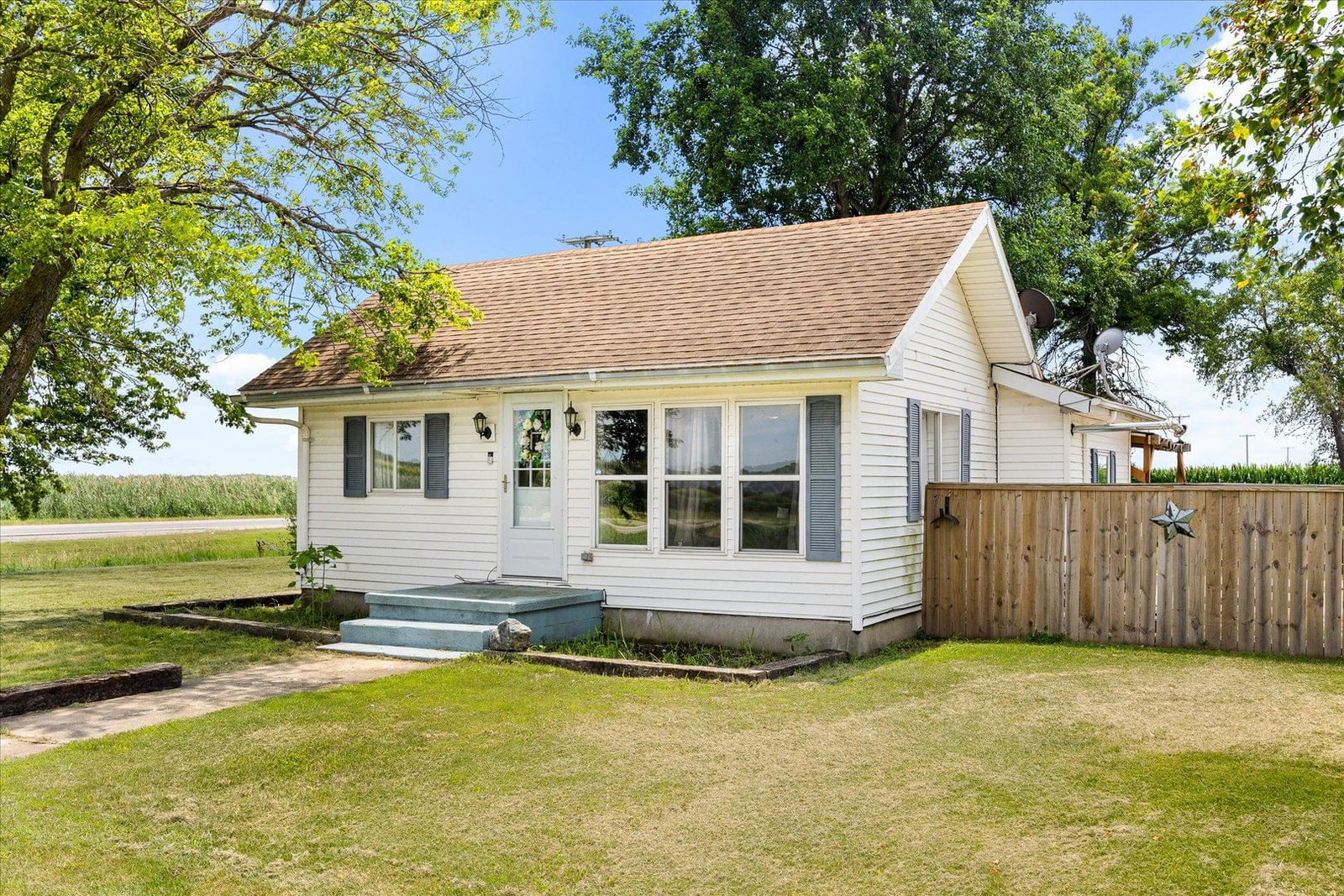 4952 E 3150 North Road, Streator, IL 61364 — exterior view