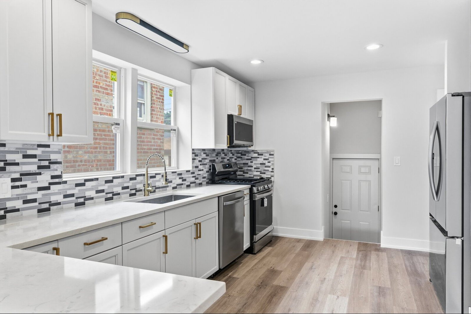 8820 S Ridgeland Avenue, Chicago, IL 60617 — kitchen view