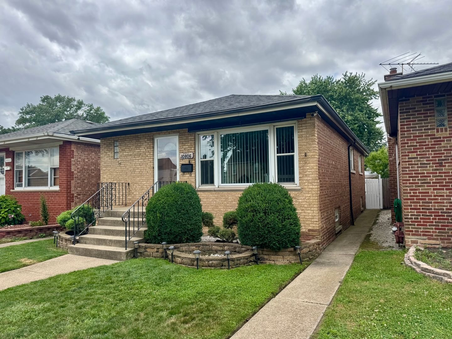 10806 S Avenue O , Chicago, IL 60617 — exterior view
