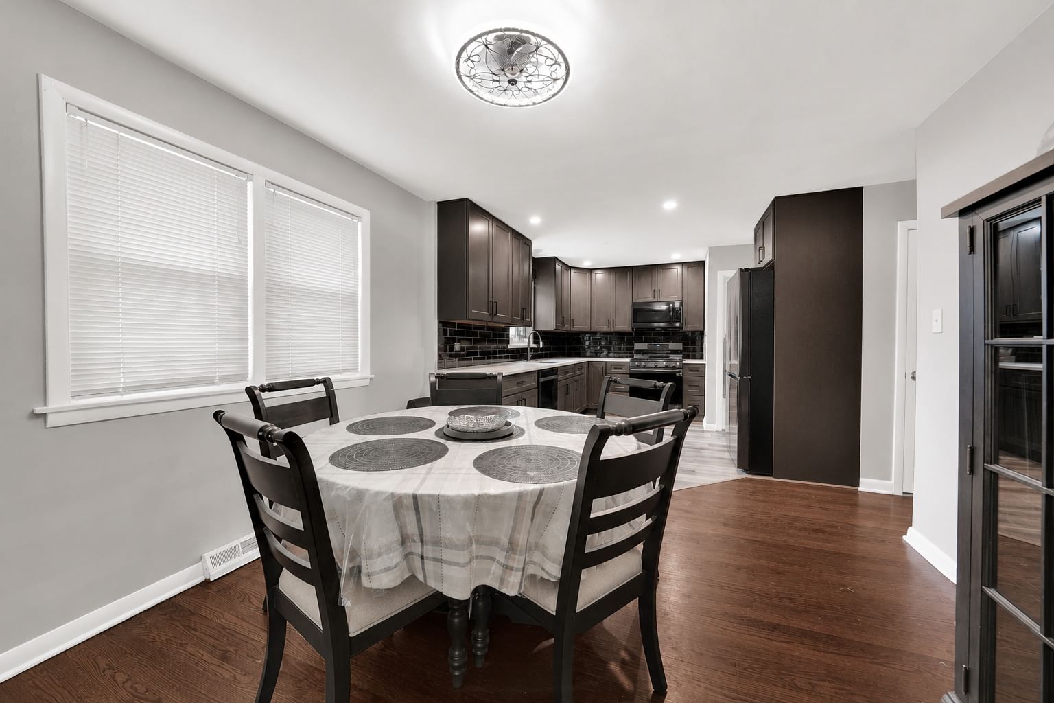 10320 Laramie Avenue, Oak Lawn, IL 60453 — living view