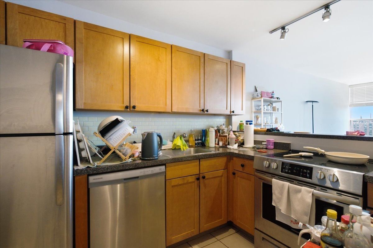 655 W Irving Park Road #1805, Chicago, IL 60613 — kitchen view