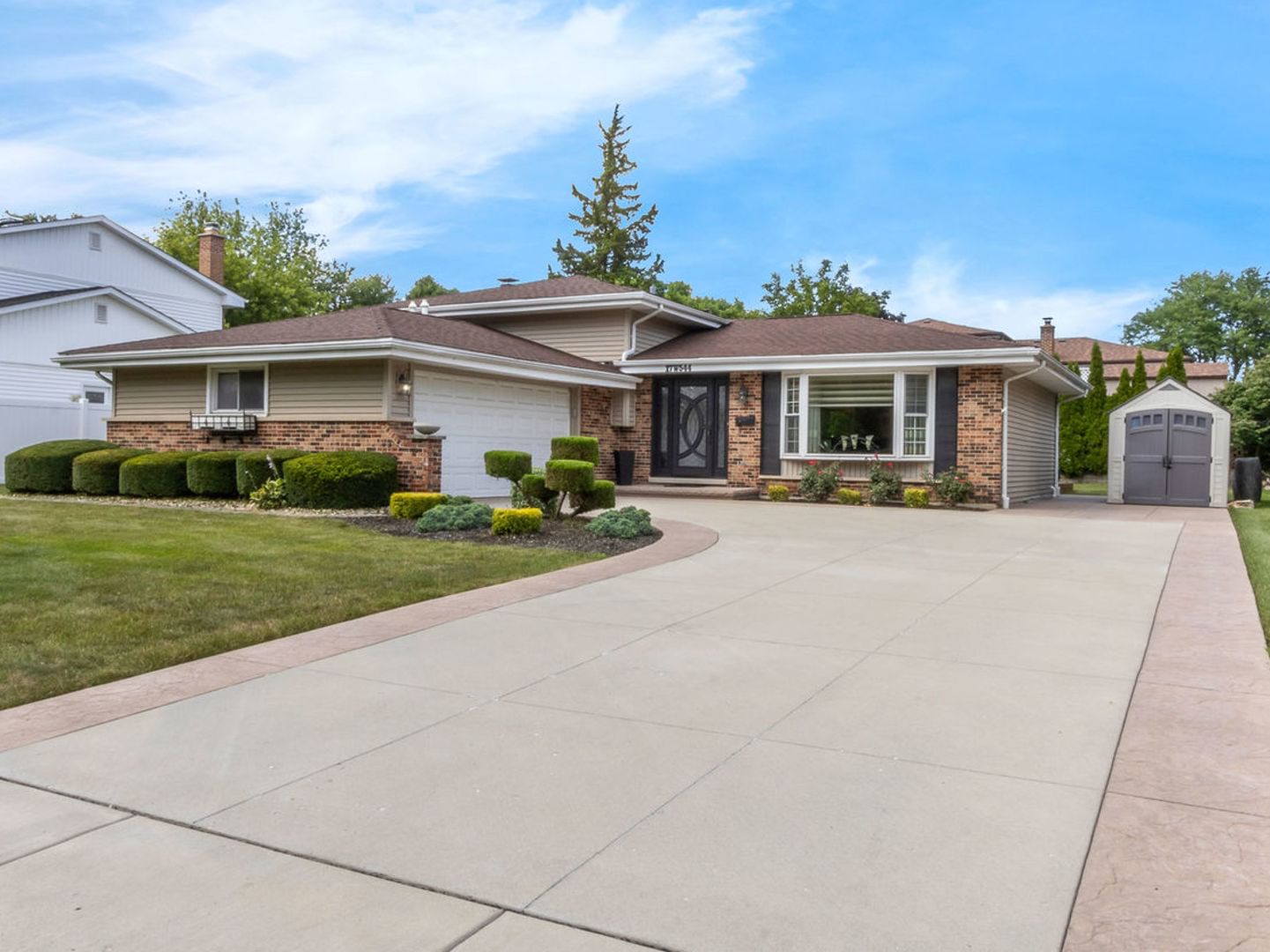 17W544 Sutton Place, Darien, IL 60561 — exterior view