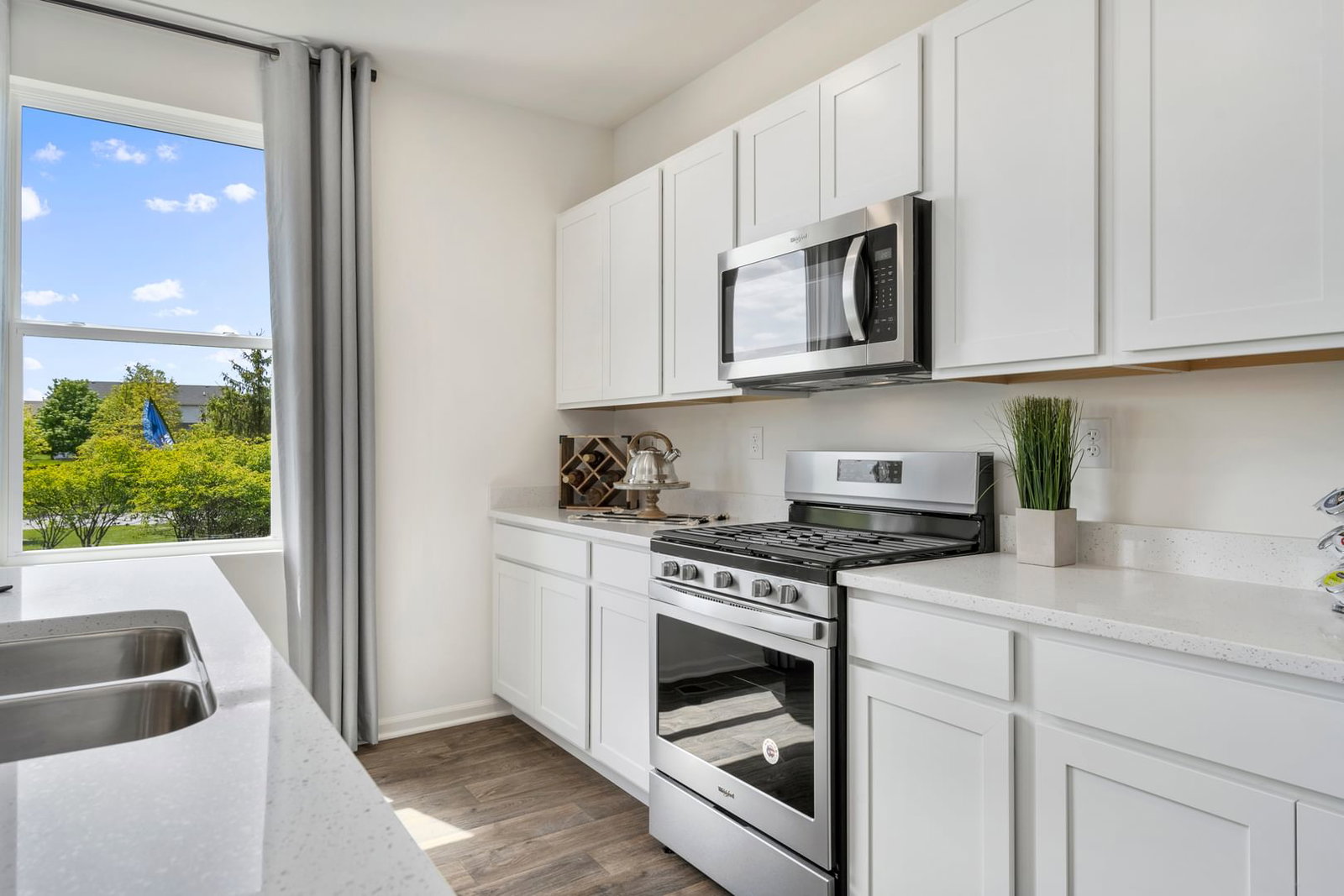 1002 Emerald Drive, Montgomery, IL 60538 — kitchen view