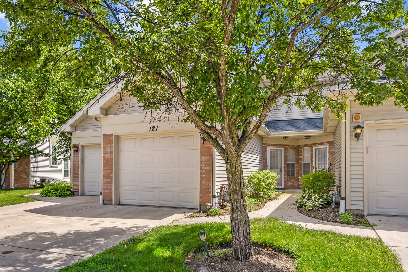 121 Golfview Drive, Glendale Heights, IL 60139 — exterior view
