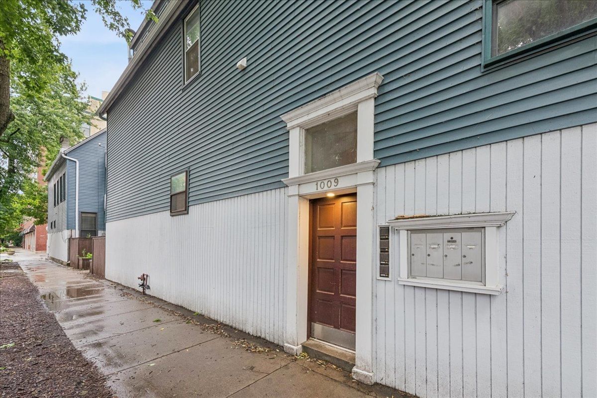 1009 W Wolfram Street #1E, Chicago, IL 60657 — exterior view