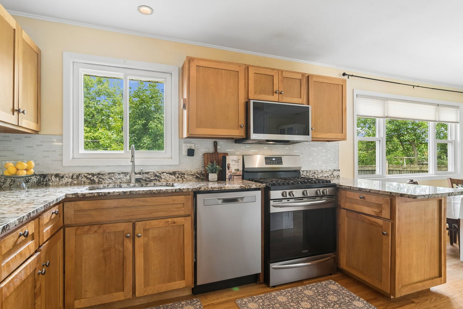 712 Saint Marys Parkway, Buffalo Grove, IL 60089 — living view