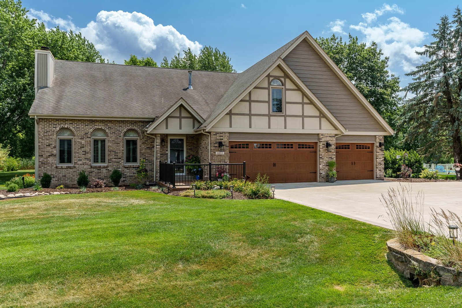 6053 Southdown Lane, Roscoe, IL 61073 — exterior view