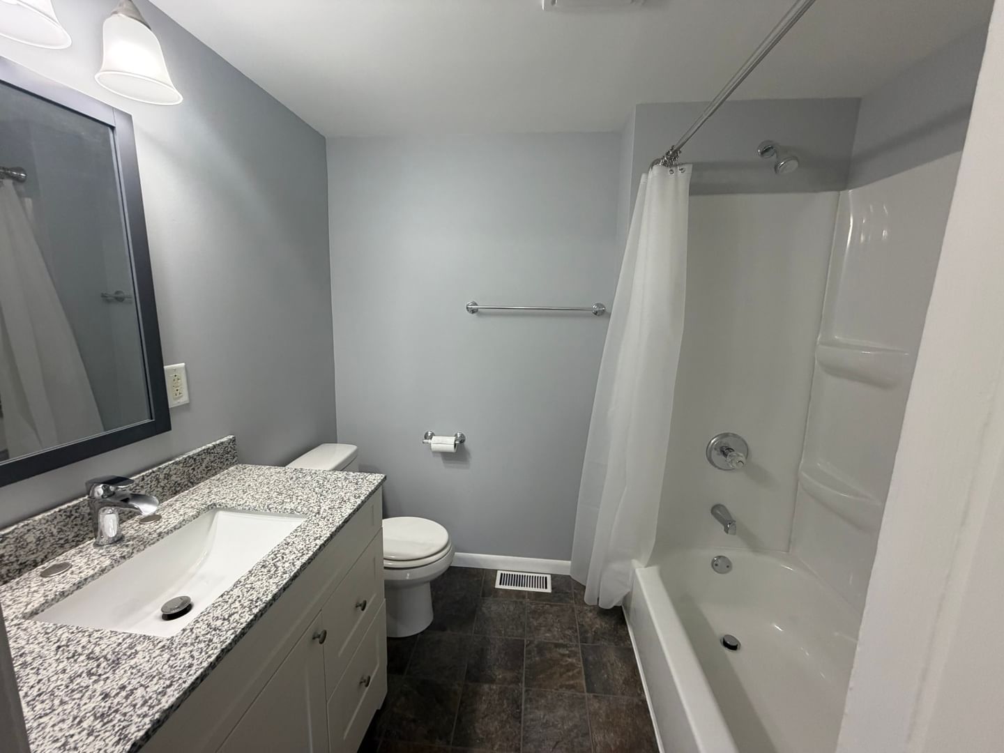 412 W Lafayette Street, Ottawa, IL 61350 — living view