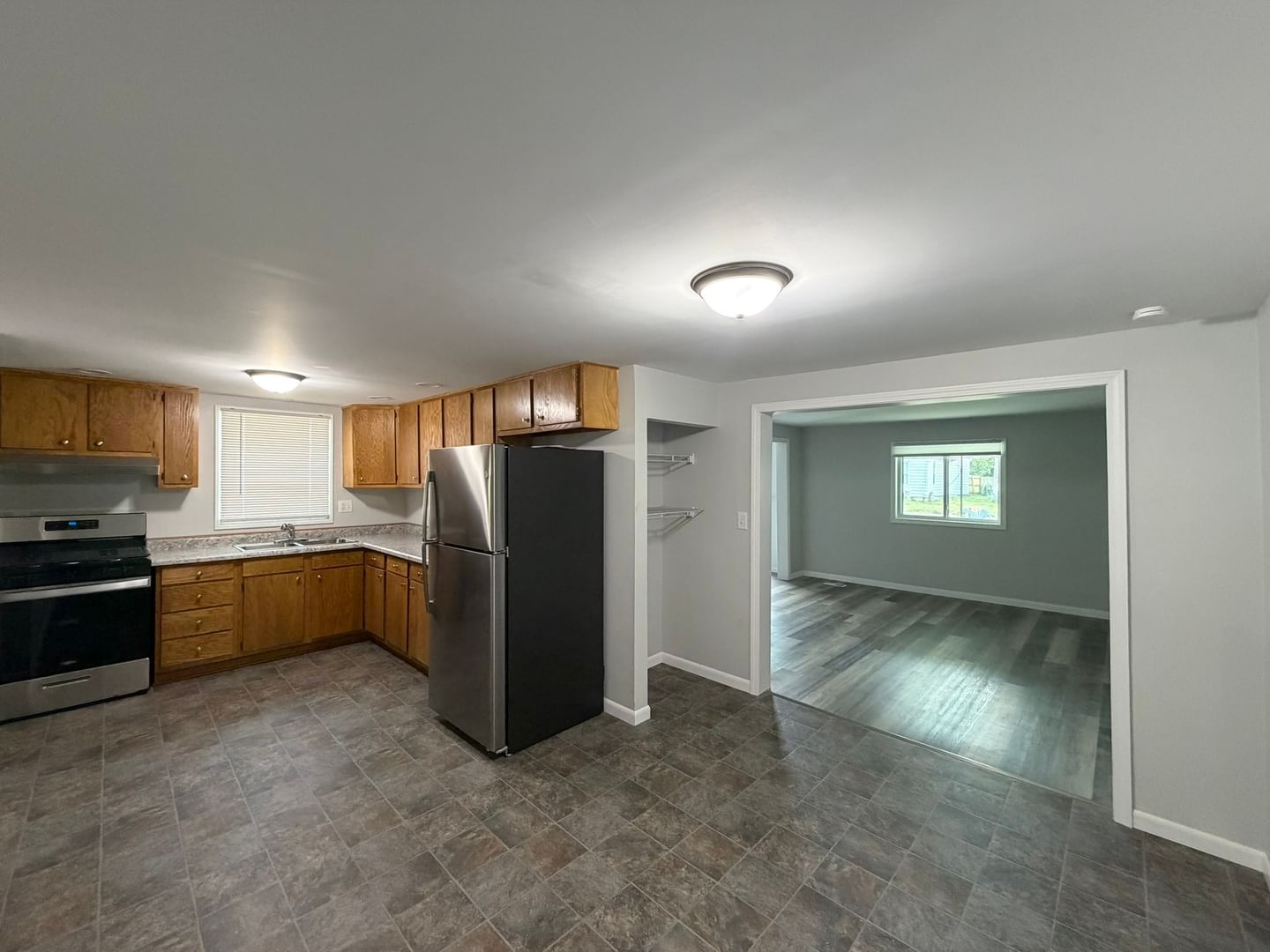 412 W Lafayette Street, Ottawa, IL 61350 — living view