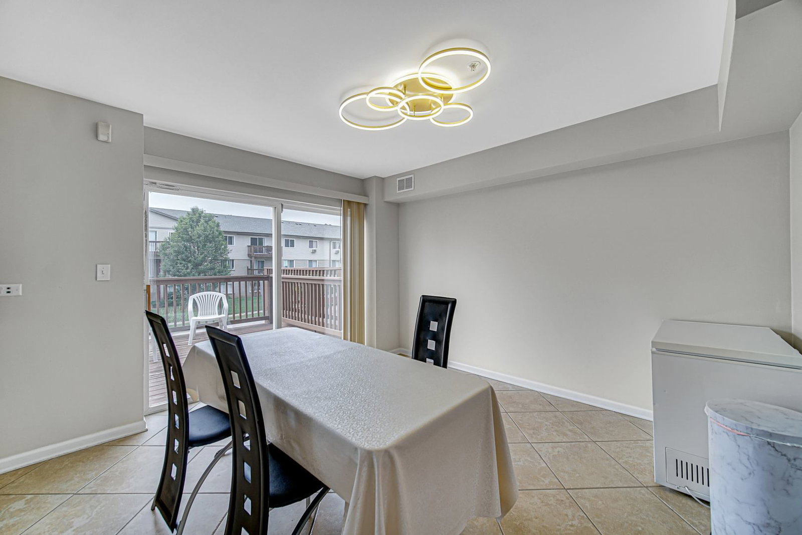 673 E FOUNTAINVIEW Drive #673, Mundelein, IL 60060 — living view