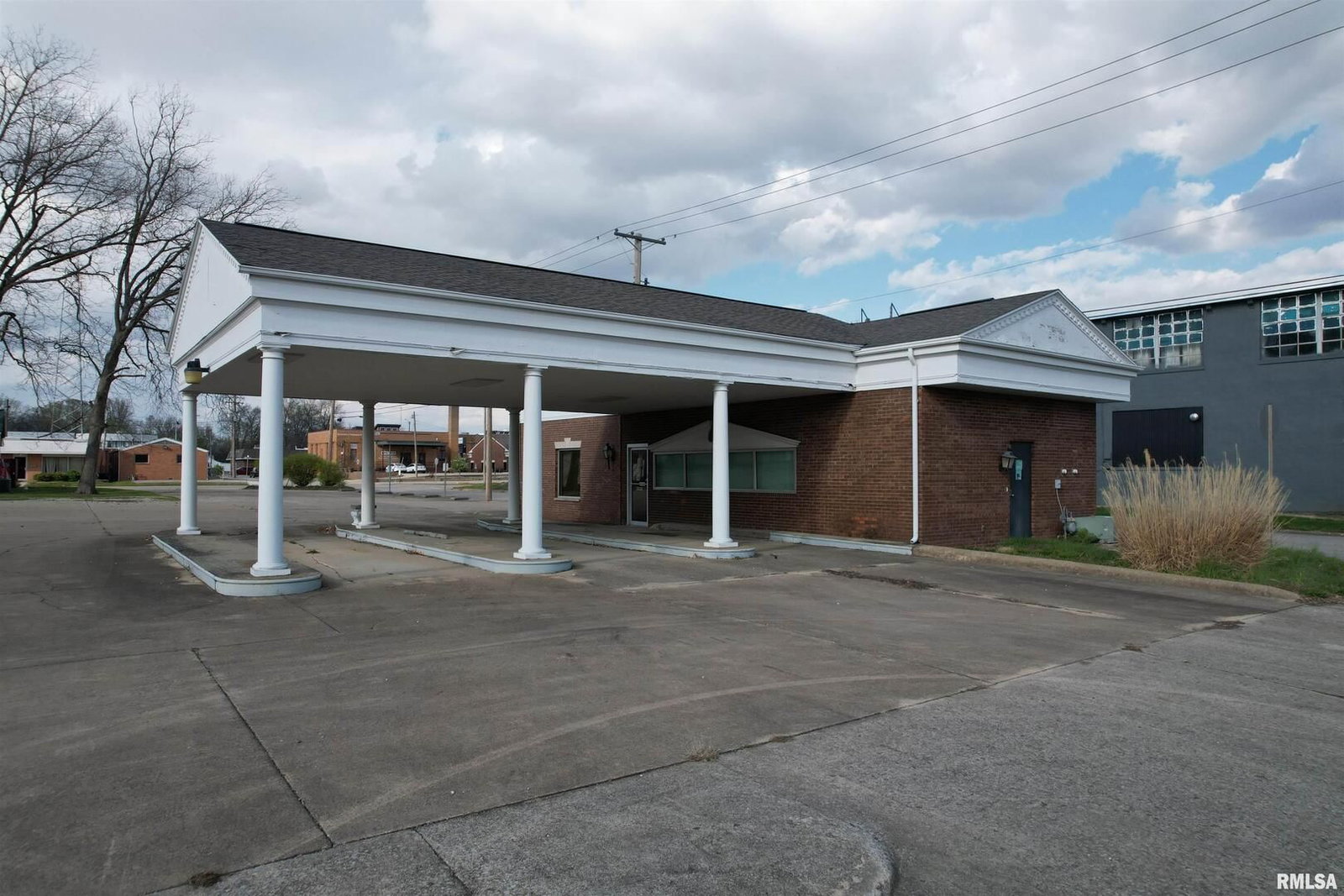 300 W CHURCH Street, Salem, IL 62881 — exterior view
